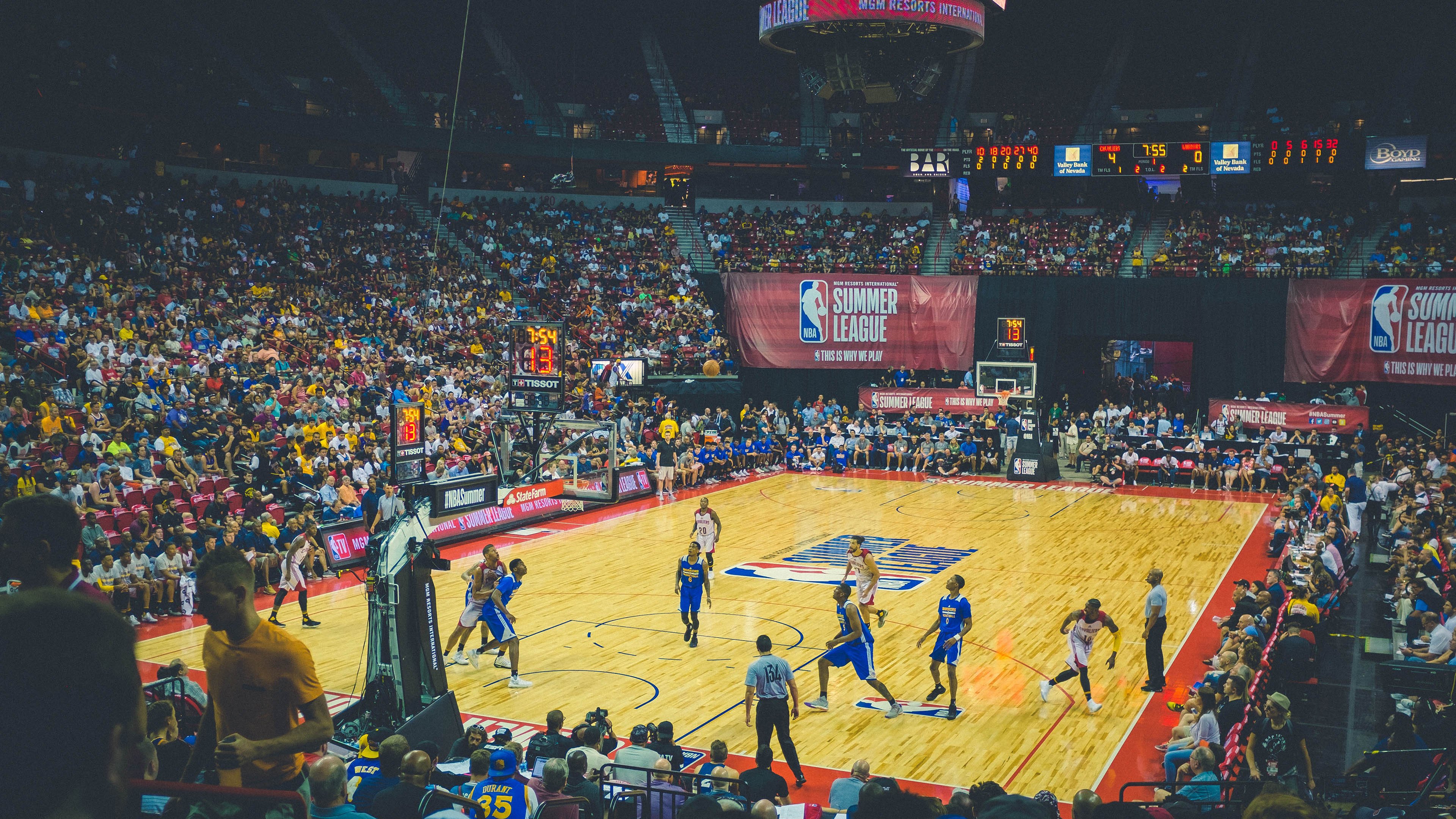 布克完美演绎攻防艺术，热火团队篮球力克掘金登顶