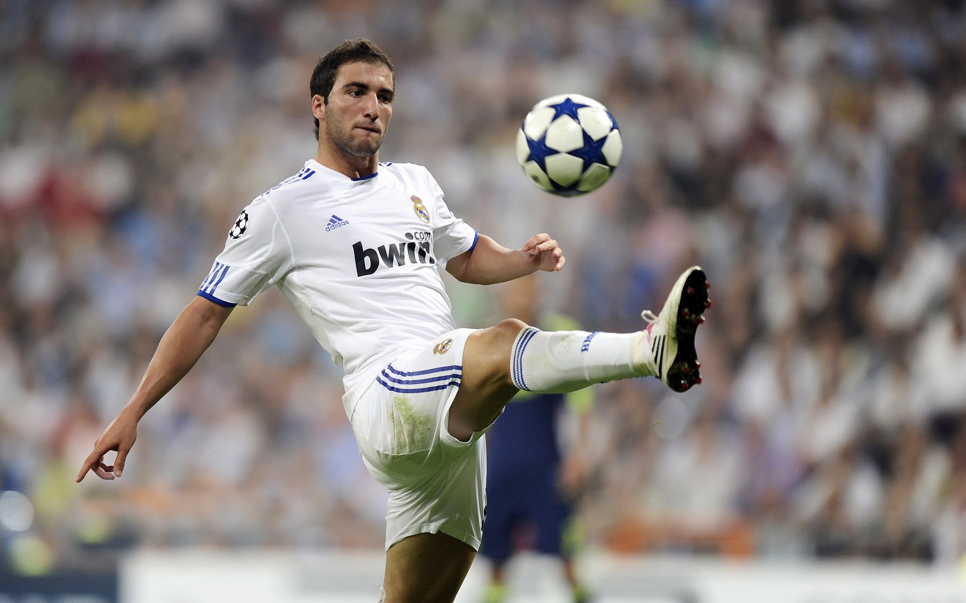 开云体育官网-奥亚尔萨瓦尔闪电破门定乾坤，尼日利亚速胜多特蒙德展现非洲新势力